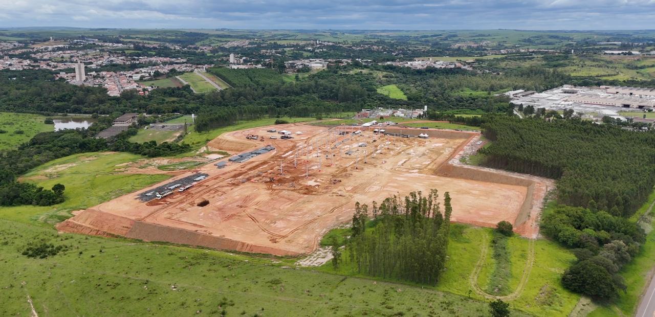 Obra em fase inicial vista de drone